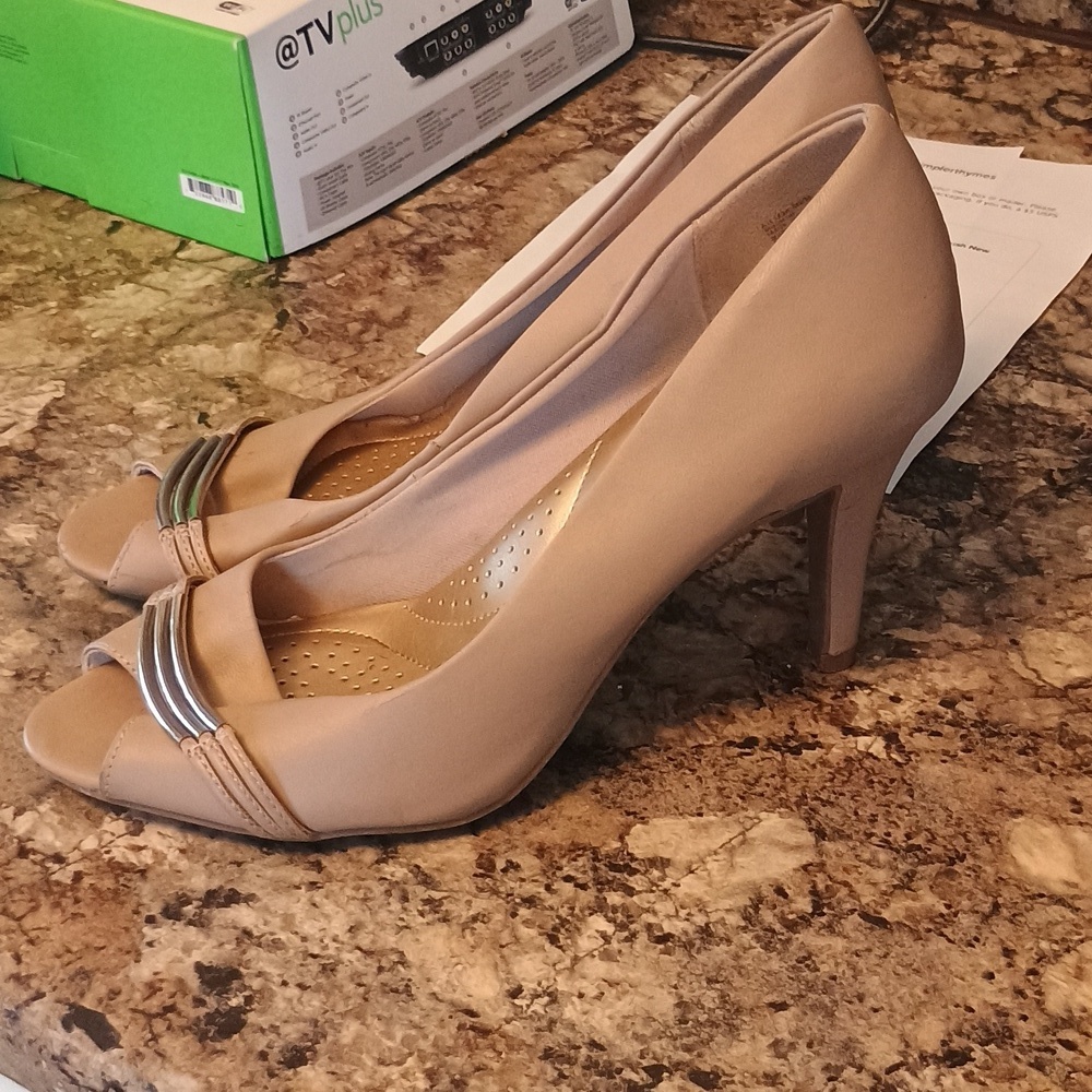 Delflex comfort beige and gold women's high heel pumps size 9 and 1/2